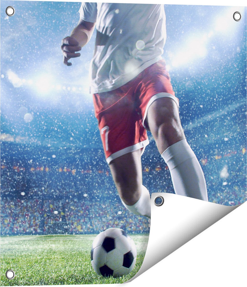 Gards Tuinposter Voetbal Speler met de Bal in een Druk Stadion - 50x50 cm - Tuindoek - Tuindecoratie - Wanddecoratie buiten - Tuinschilderij Multikleur