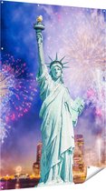 Gards Tuinposter Vrijheidsbeeld in New York met Vuurwerk - 120x180 cm - Tuindoek - Tuindecoratie - Wanddecoratie buiten - Tuinschilderij