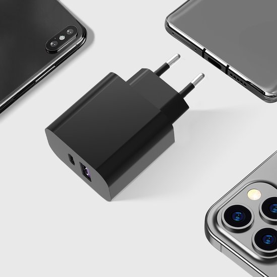 Adaptateur USB-C noir à deux ports, entouré de trois smartphones.
