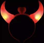 Akyol - Duivel hoofdband glow in the dark– duivel hoorntjes - halloween - duivel oortjes -duivel - carnaval -feest -duivel diadeem- duivel haarband -diadeem-halloween accesoires- rood– trick or treat – verassing – happy