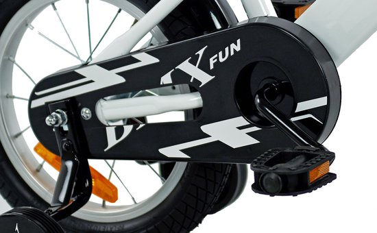Zwarte kettingkast met "BMX FUN"-opdruk op een witte kinderfiets.
