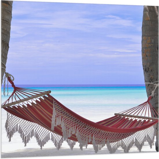 WallClassics - Vlag - Rode Ibiza Hangmat op Tropisch Strand - 100x100 cm Foto op Polyester Vlag