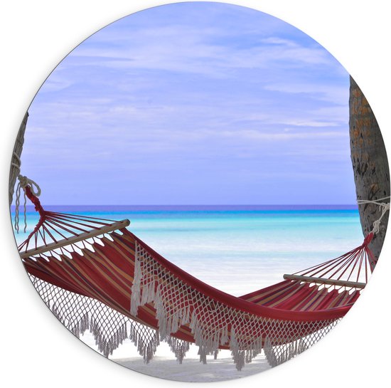 WallClassics - Dibond Muurcirkel - Rode Ibiza Hangmat op Tropisch Strand - 90x90 cm Foto op Aluminium Muurcirkel (met ophangsysteem)