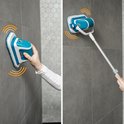 Links: vrouw met de Livington MultiScrubber op grijze tegels. Rechts: de MultiScrubber met steel op tegels.