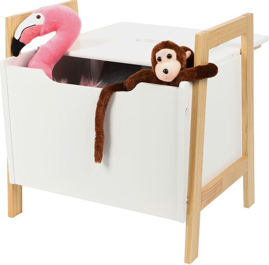Witte opbergkist met houten frame, met een knuffelaapje en een flamingo knuffel.