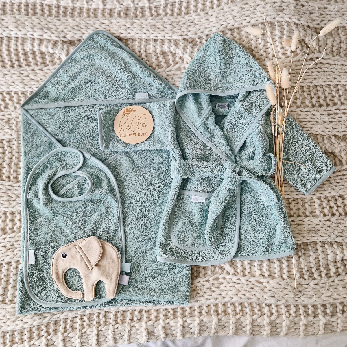 Goedkoopste Kraamcadeau giftbox essentials L oud groen - Jongen - Meisje - Unisex - Babygeschenkset - Baby cadeau - Kraammand