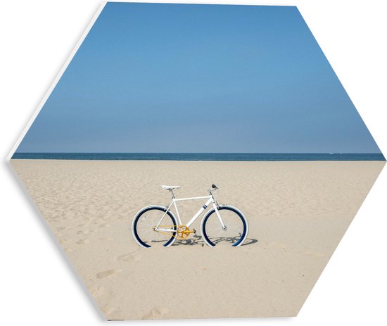 PVC Schuimplaat Hexagon - Witte Mountainbike Fiets geparkeerd op het Strand aan de Kust - 30x26.1 cm Foto op Hexagon (Met Ophangsysteem)