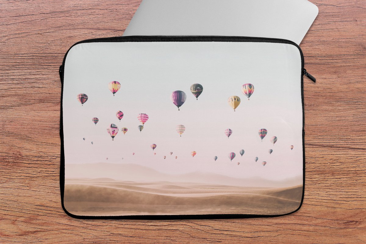 Laptophoes 13 inch - Luchtballon - Woestijn - Lucht - Landschap - Natuur - Laptop sleeve - Binnenmaat 32x22,5 cm - Zwarte achterkant