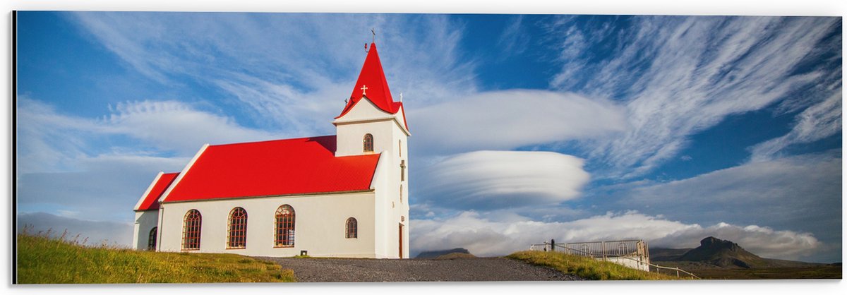 Dibond - Rood met Wit Kapelletje onder Sluierbewolking - 60x20 cm Foto op Aluminium (Met Ophangsysteem)