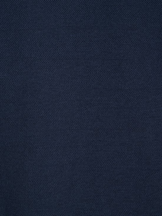 Donkerblauw piqué textiel van een poloshirt.