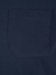 Detail van het borstzakje van een donkerblauw katoenen poloshirt.