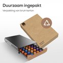 Zwarte capsulehouder met bamboe lade, gevuld met 60 koffiecups. De bruine kartonnen verpakking is ook te zien.