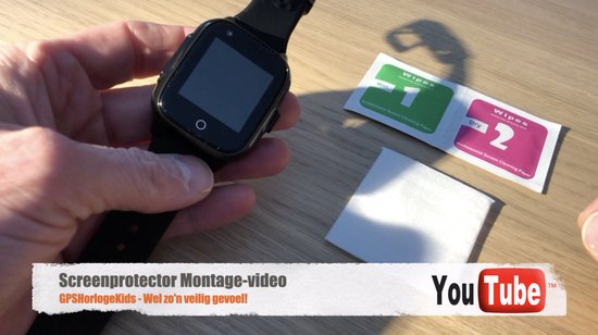 Een hand houdt een zwarte smartwatch vast, met twee schone doekjes ernaast, genummerd 1 en 2.