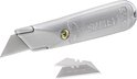 Zilverkleurig Stanley mes No. 199 met twee reservemessen ernaast.