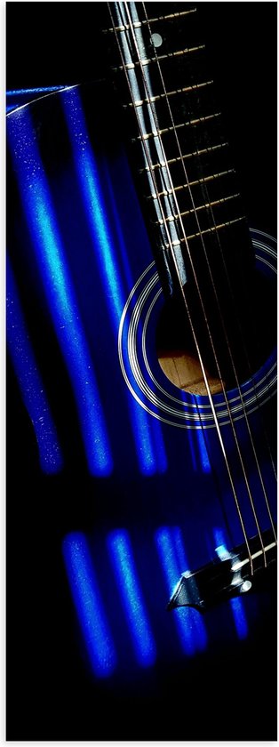 Poster Glanzend – Close-up van Blauwe Gitaar - 20x60 cm Foto op Posterpapier met Glanzende Afwerking