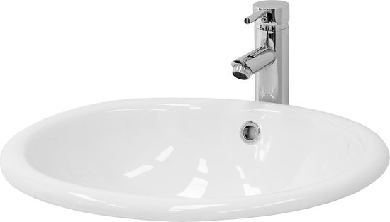 Lavabo ovale blanc en céramique avec robinet argenté.