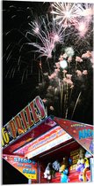 Acrylglas - Vuurwerklshow boven Stand op Kermis - 50x100 cm Foto op Acrylglas (Wanddecoratie op Acrylaat)