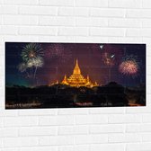 Muursticker - Vuurwerkpijlen boven Verlichte Tempel - 100x50 cm Foto op Muursticker