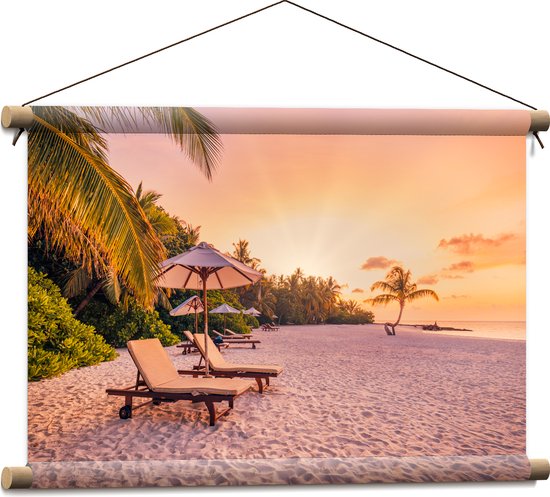 Textielposter - Luxe Ligbedden op Wit Strand tijdens Feloranje Zonsondergang - 60x40 cm Foto op Textiel