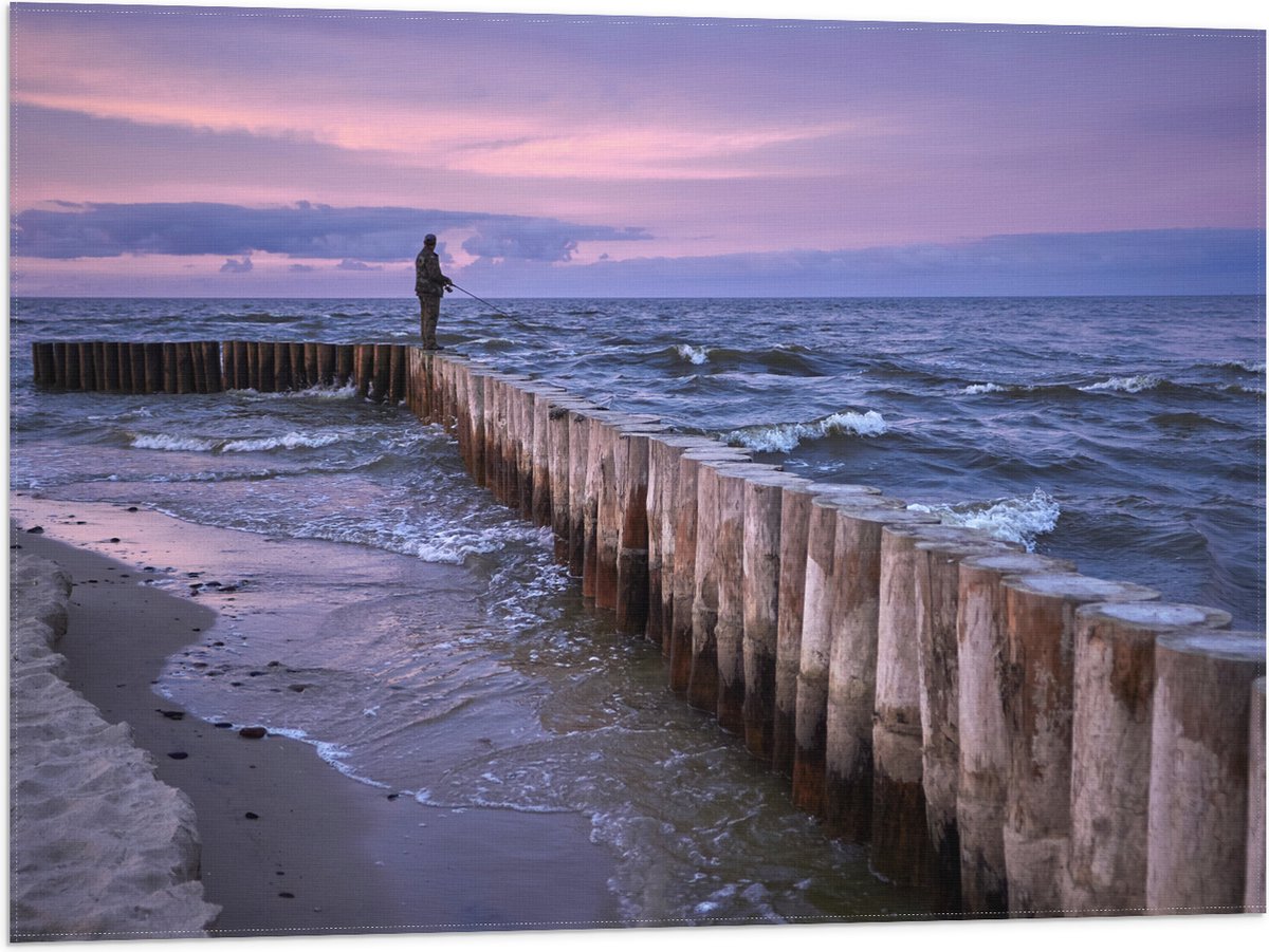 Vlag - Man op Palen in de Wilde Zee tijdens het Vissen - 80x60 cm Foto op Polyester Vlag