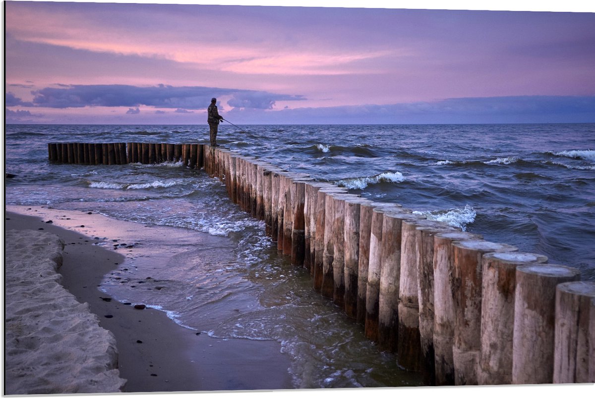 Dibond - Man op Palen in de Wilde Zee tijdens het Vissen - 90x60 cm Foto op Aluminium (Met