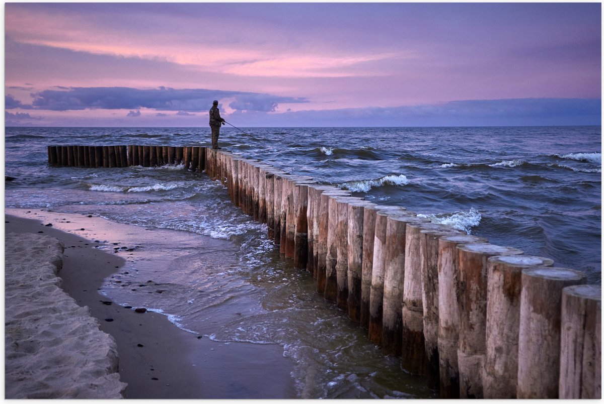 Poster Glanzend – Man op Palen in de Wilde Zee tijdens het Vissen - 60x40 cm Foto op Poste