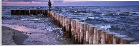 Acrylglas - Man op Palen in de Wilde Zee tijdens het Vissen - 60x20 cm Foto op Acrylglas (Met Ophangsysteem)