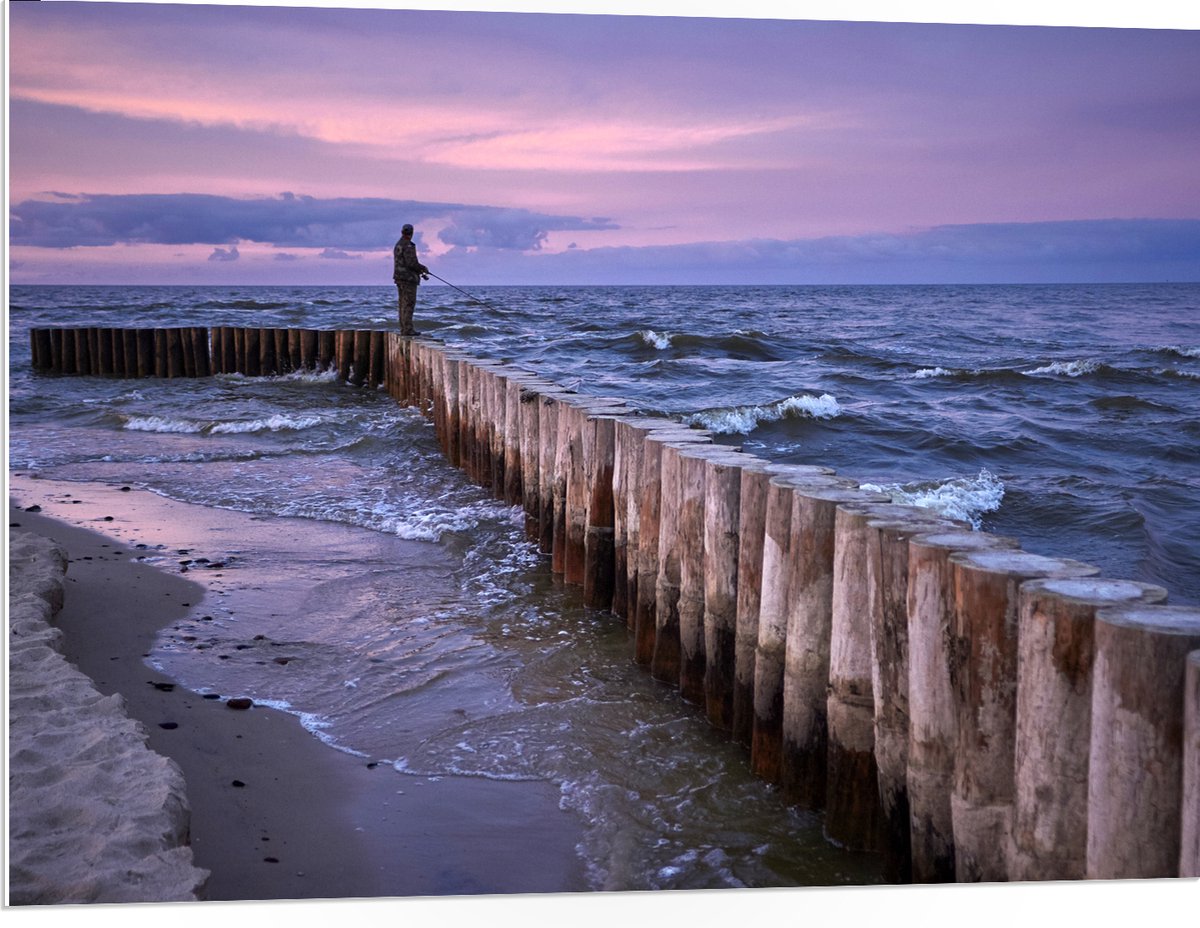 PVC Schuimplaat - Man op Palen in de Wilde Zee tijdens het Vissen - 100x75 cm Foto op PVC 