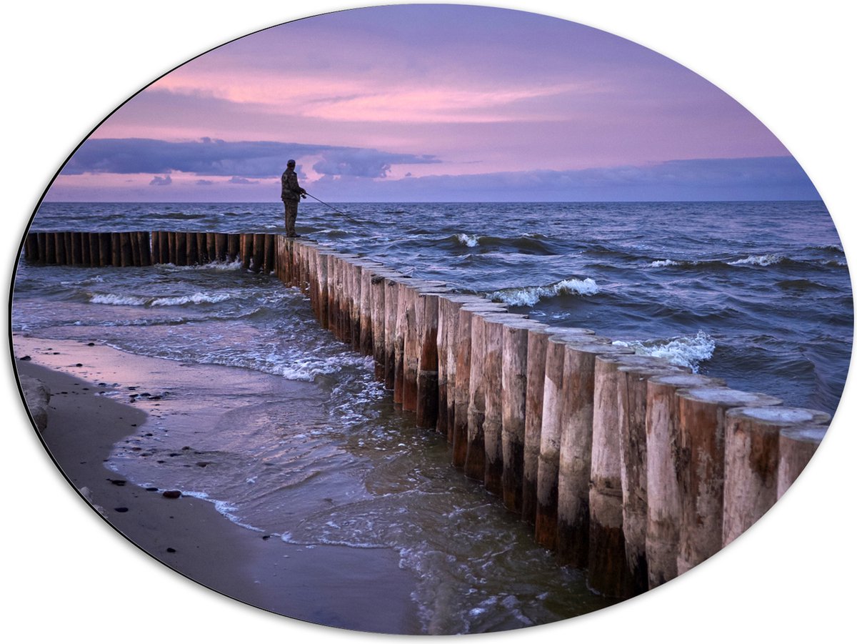 Dibond Ovaal - Man op Palen in de Wilde Zee tijdens het Vissen - 68x51 cm Foto op Ovaal (M