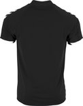 Zwart sportshirt met verticale ribbels op de achterkant, witte strepen op de schouders en witte boorden.