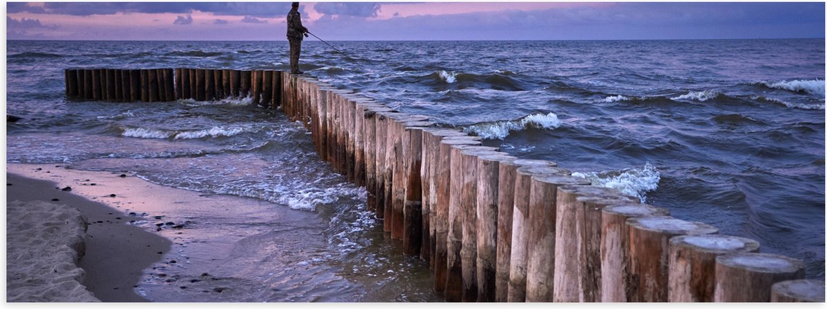 Poster Glanzend – Man op Palen in de Wilde Zee tijdens het Vissen - 60x20 cm Foto op Poste
