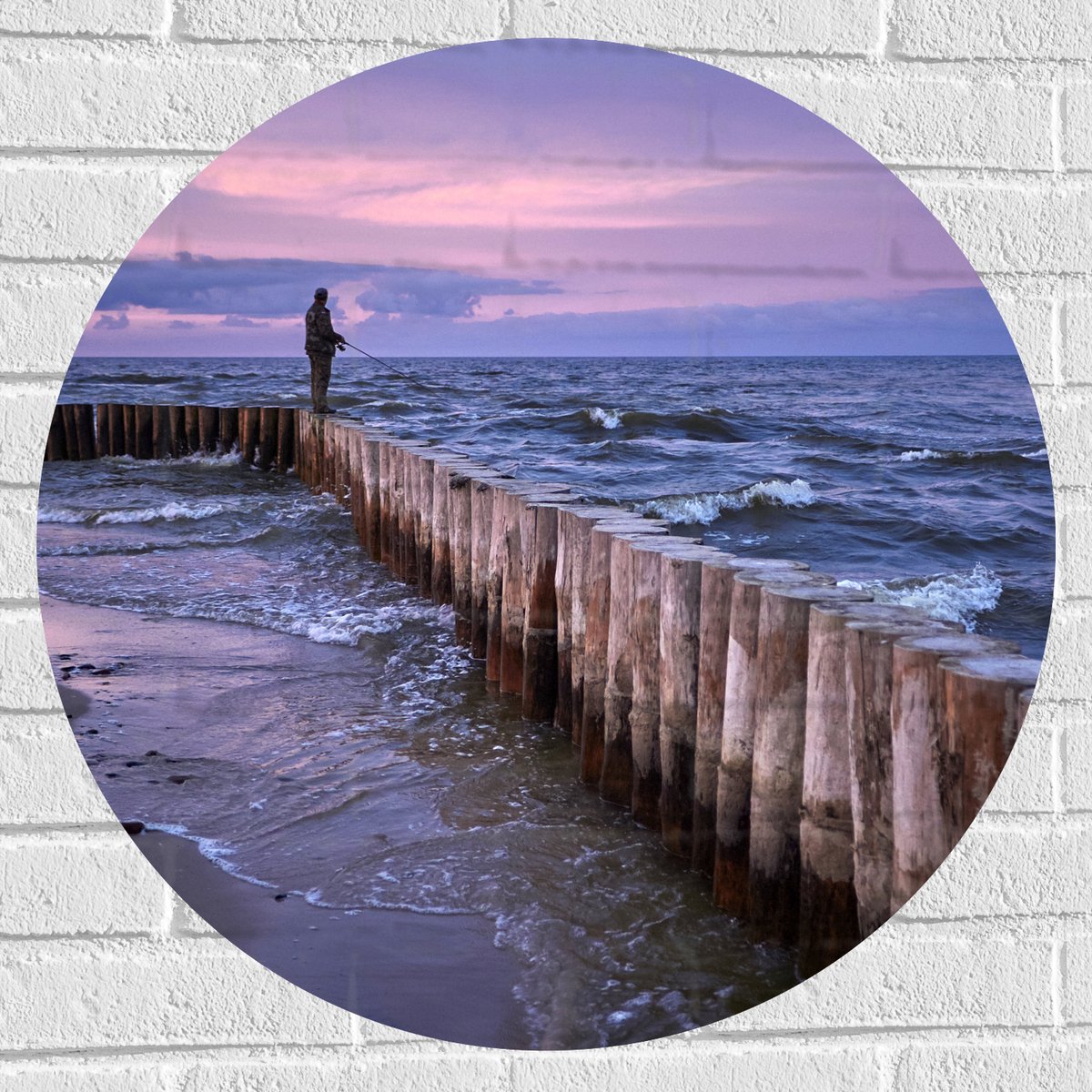 Muursticker Cirkel - Man op Palen in de Wilde Zee tijdens het Vissen - 70x70 cm Foto op Mu