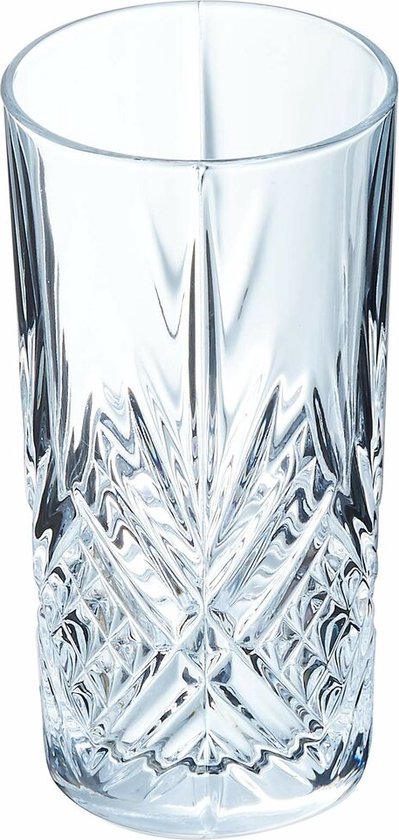Un verre haut et transparent avec un motif en losange sur le bas et des lignes verticales sur le haut.