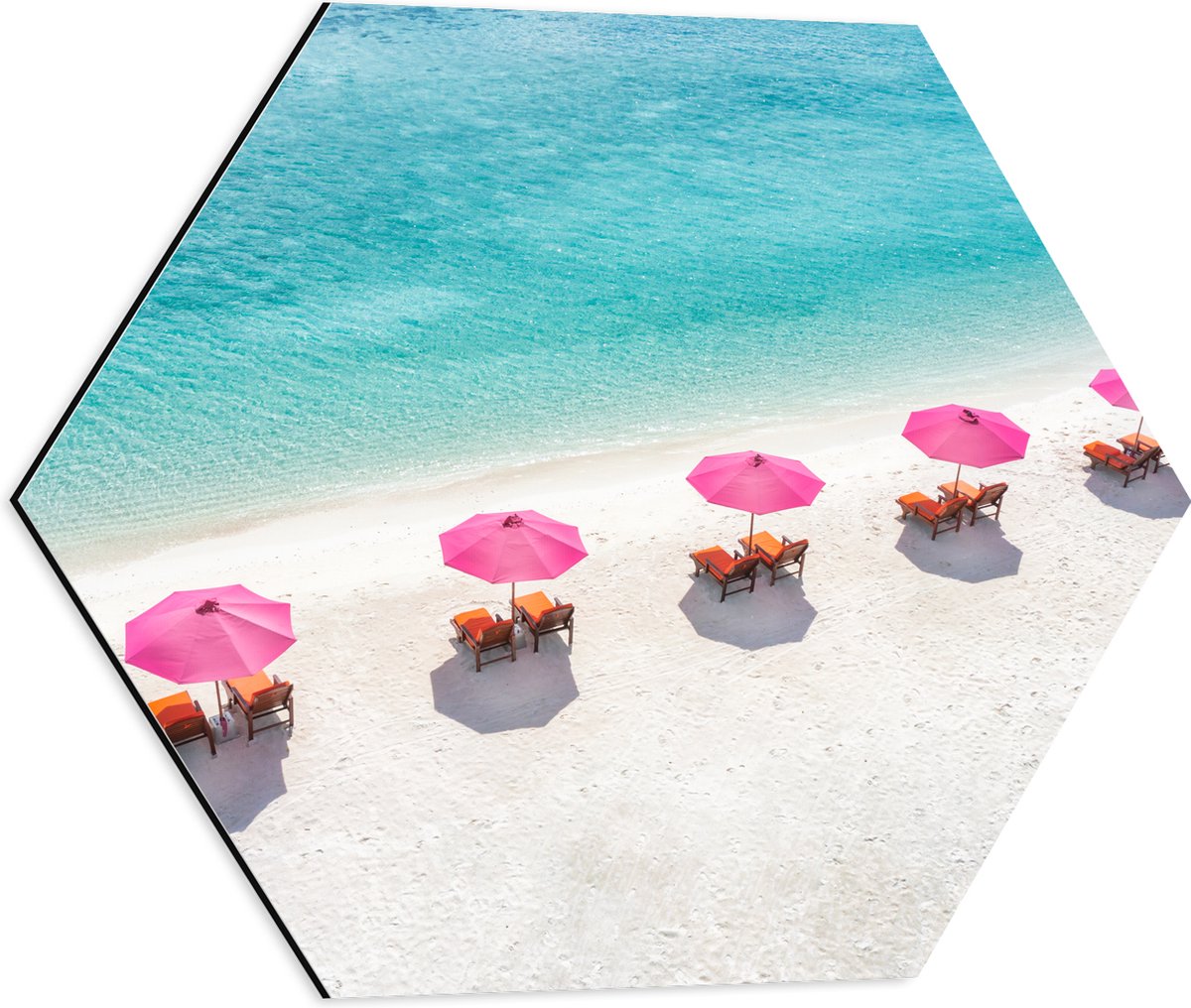 Dibond Hexagon - Ligbedden onder Roze Parasols op het Witte Strand bij Blauwe Oceaan - 50x