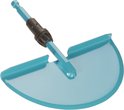 Turquoise halfronde grasafsteker met zwart handvat en zeskantige steel, schuin van voren.