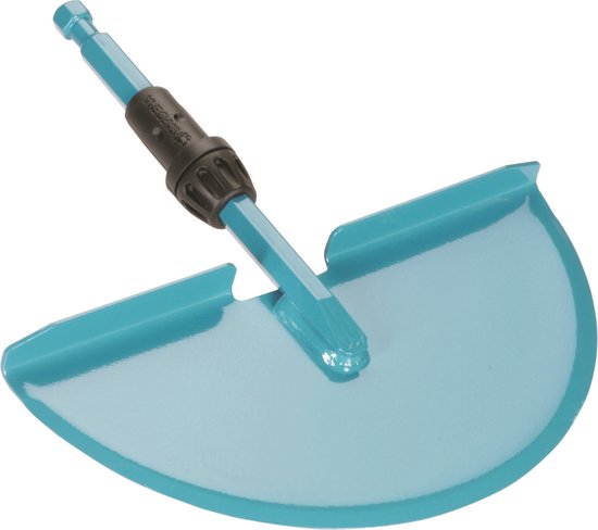 Turquoise halfronde grasafsteker met zwart handvat en zeskantige steel, schuin van voren.