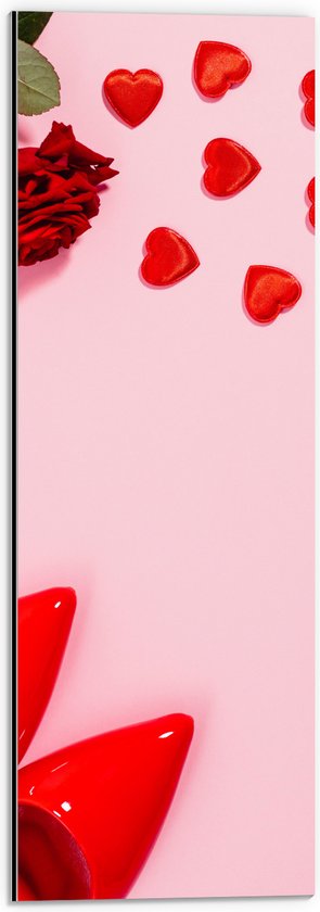 Dibond - Klassiek Rood Paar Hakken met Hartjes en Rode Roos op Lichtroze Achtergrond - 20x60 cm Foto op Aluminium (Met Ophangsysteem)