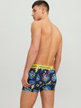 Man (achterkant) met donkerblauwe boxershorts met tropische print van papegaaien en bladeren. Gele JACK & JONES tailleband.