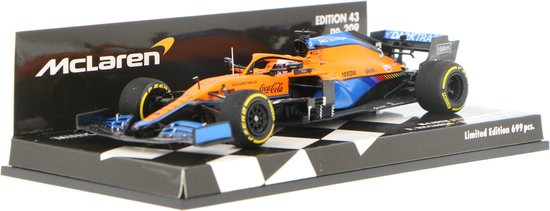 McLaren F1 auto, oranje en blauw met sponsorlogo's, op display met zwart-witte ruiten.