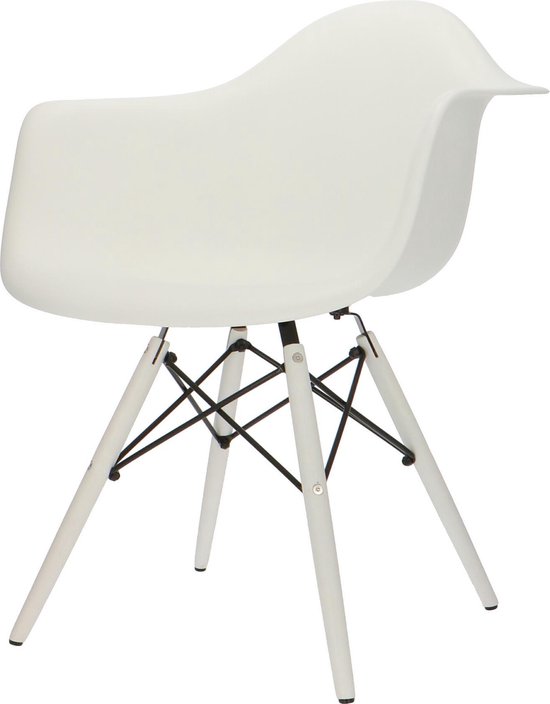 Witte kuipstoel met leuning. Met modern zitje en houten Witte kuipstoel met leuning. Met modern zitje en houten