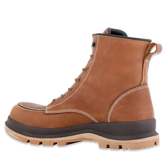 Achterkant van een bruine leren werklaars met witte stiksels en een donkerbruine zool. Carhartt logo op de hiel.