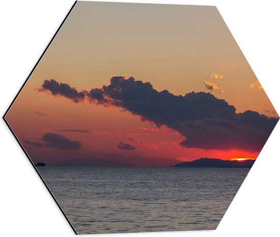 Dibond Hexagon - Zonsondergang bij Donkere Regenwolken boven de Oceaan - 50x43.5 cm Foto op Hexagon (Met Ophangsysteem)