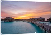 Tuinposter – Zonsondergang bij Vakantie Resorts op Zee van Maledieven - 150x100 cm Foto op Tuinposter (wanddecoratie voor buiten en binnen)