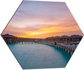 Dibond Hexagon - Zonsondergang bij Vakantie Resorts op Zee van Maledieven - 60x52.2 cm Foto op Hexagon (Met Ophangsysteem)