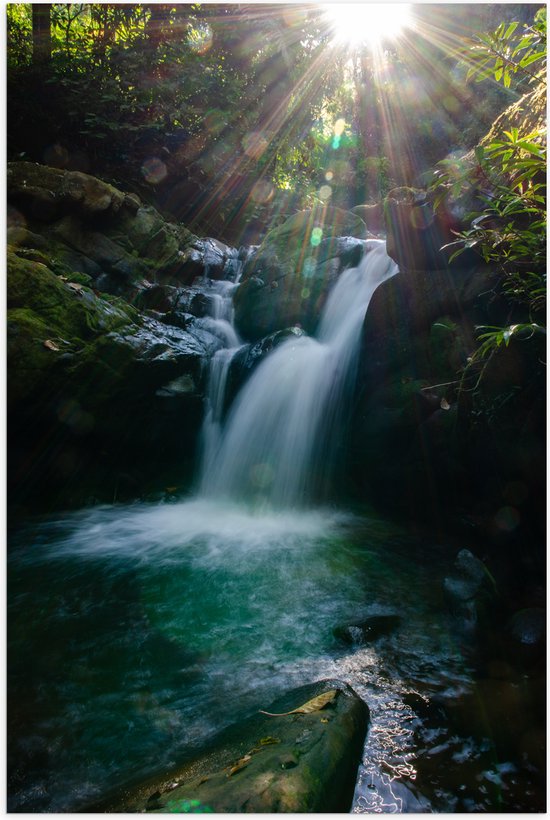 Poster Glanzend – Zonnestralen Vallend op Waterval in Bos - 60x90 cm Foto op Posterpapier met Glanzende Afwerking