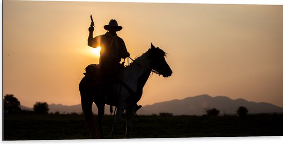 Dibond - Zonsondergang achter Cowboy op Bruin met Wit Paard met Geweer - 100x50 cm Foto op Aluminium (Wanddecoratie van metaal)