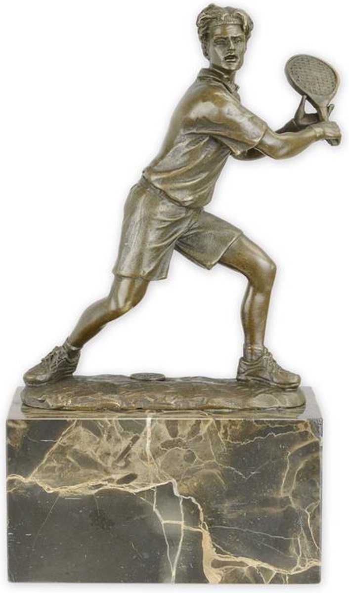 EEN BRONZEN BEELD VAN EEN TENNISSER
