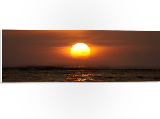 PVC Schuimplaat- Zon verdwijnend achter de Horizon in de Kalme Zee - 60x20 cm Foto op PVC Schuimplaat
