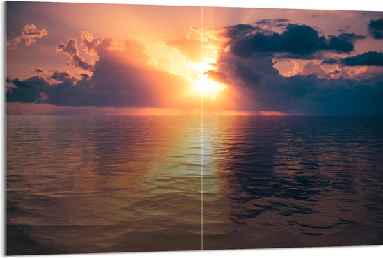 Acrylglas - Zon Verdwijnend achter de Wolken boven Kalme Zee - 120x80 cm Foto op Acrylglas (Met Ophangsysteem)