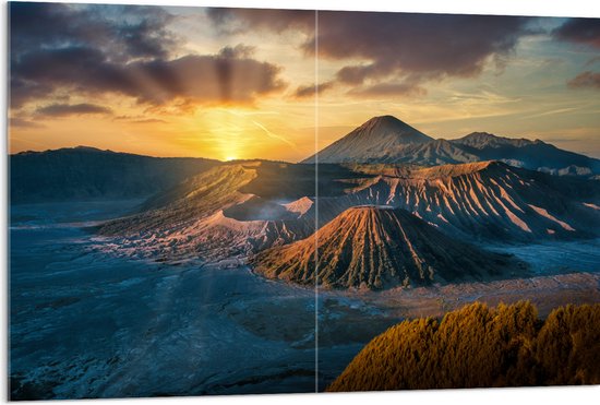 Acrylglas - Zonsondergang verdwijnend achter Bergen in Vulkaangebied - 120x80 cm Foto op Acrylglas (Met Ophangsysteem)